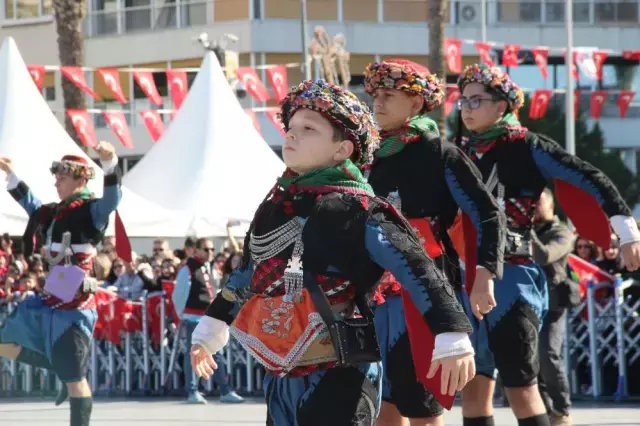 Cumhuriyet coşkusu tüm yurtta! Vatandaşlar, kutlamalara akın etti