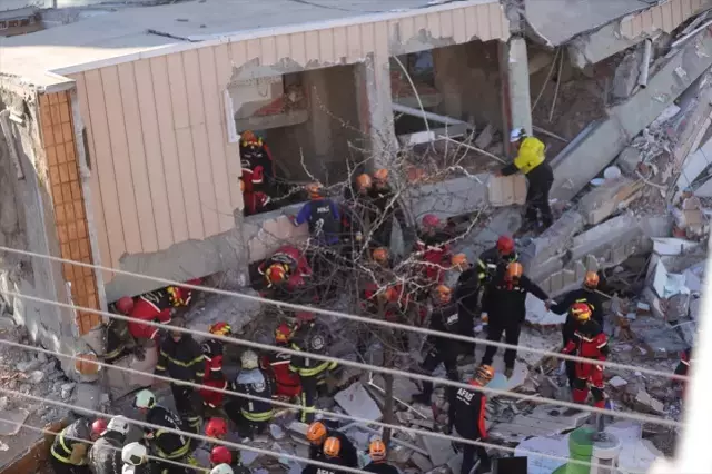 Gebze'de 5 katlı bina çöktü! Enkaz altında kalanlar var