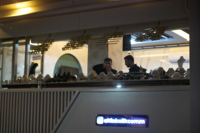 Kuyumcunun ziynet eşyalarını kutular ve çantalara koyduğu an