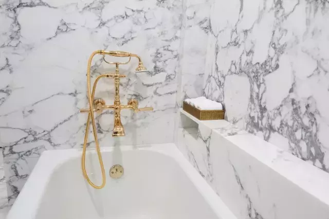 Banyonun yenilemeden önceki veya sonraki detaylarını gösteren fotoğraf