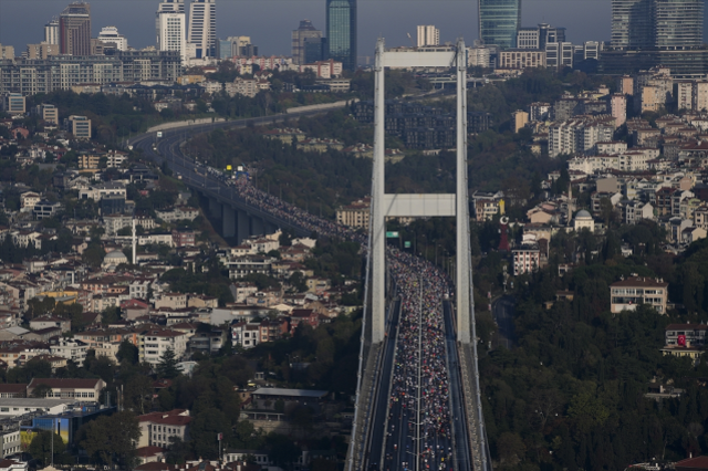 Koşucular şehir içinde ilerlerken