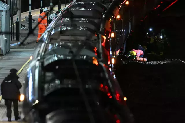 Trende bıçaklı saldırı dehşeti! 9'u ağır 10 kişi yaralandı