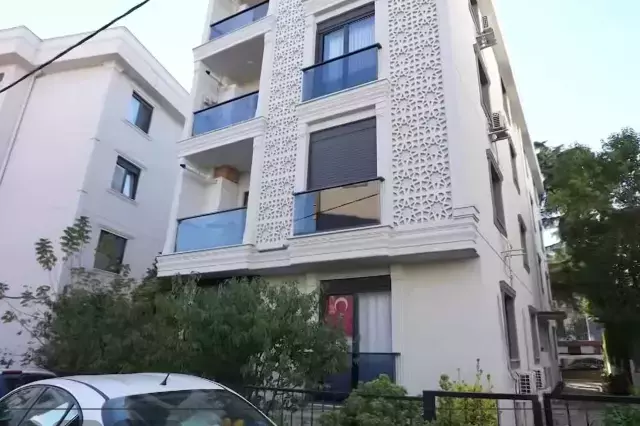 Nihal Menzil mütevazı apartman dairesinde huzurlu bir yaşam sürüyor