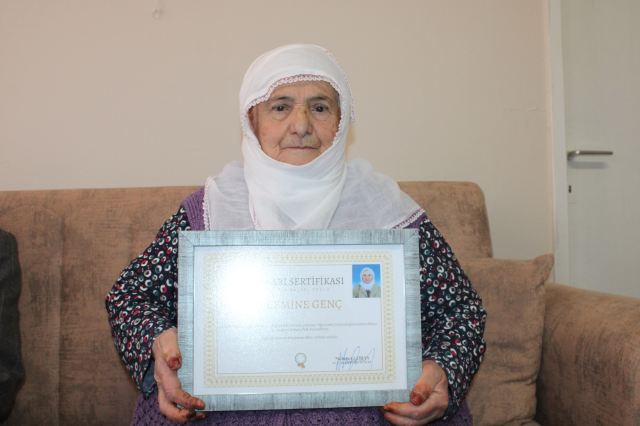 Eşinin sözünden etkilendi! Emine Teyze 88 yaşında okuma-yazma öğrendi