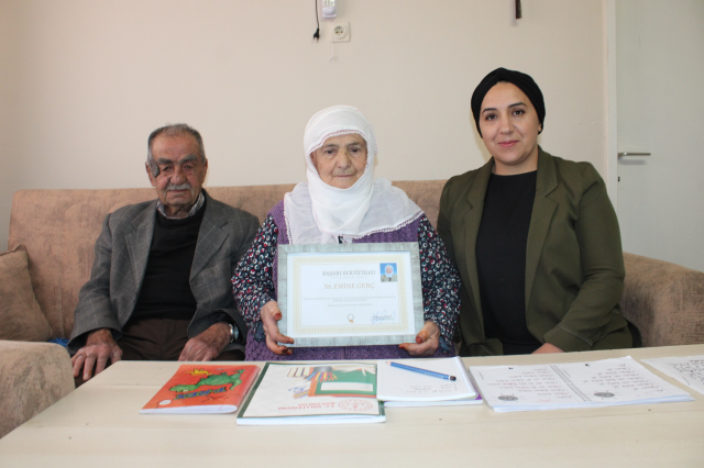 Eşinin sözünden etkilendi! Emine Teyze 88 yaşında okuma-yazma öğrendi
