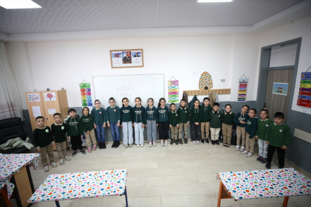 Eşi benzeri yok! Aynı okulda 21 ikiz eğitim görüyor