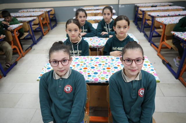 Eşi benzeri yok! Aynı okulda 21 ikiz eğitim görüyor
