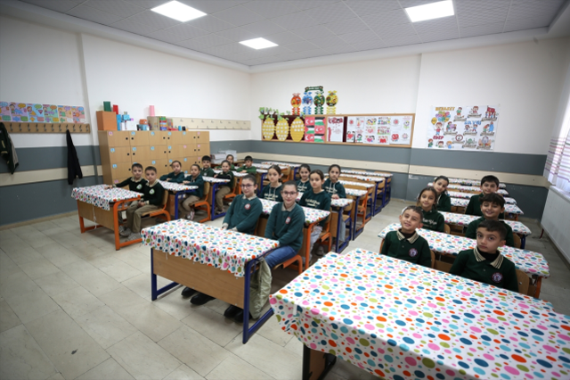 Eşi benzeri yok! Aynı okulda 21 ikiz eğitim görüyor