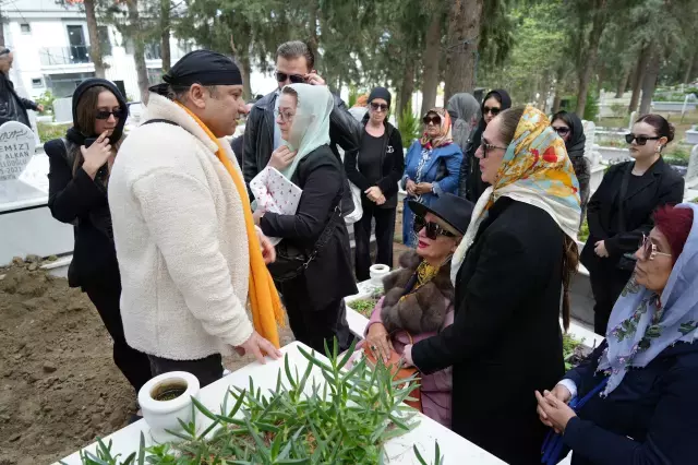 Ünlü Sanatçı Banu Alkan, Kardeşi Osman Alkan'ı Son Yolculuğuna Uğurladı