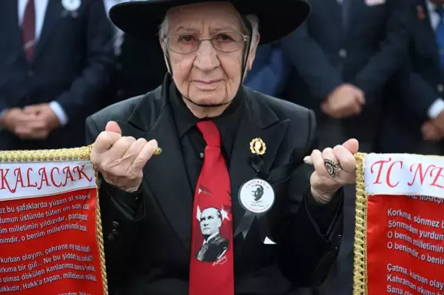 Saat 9'u 5 geçe Türkiye'de hayat durdu