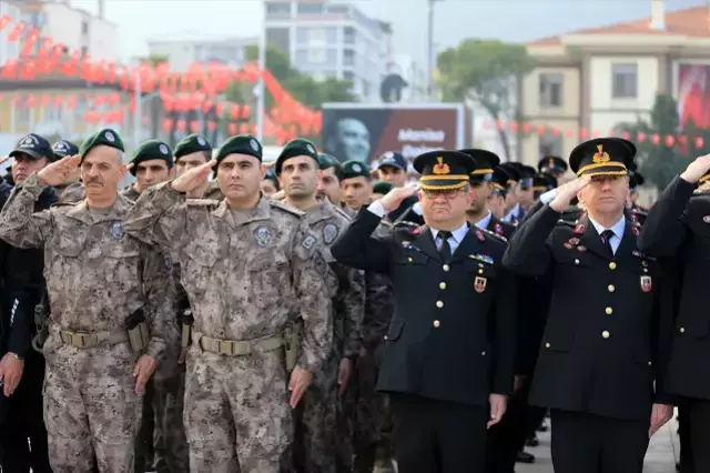 Saat 9'u 5 geçe Türkiye'de hayat durdu