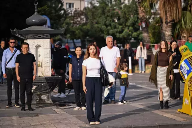 Saat 9'u beş geçe Türkiye'de hayat durdu