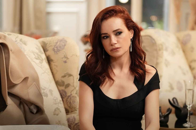 Trafik kazası geçiren Özgü Namal hastaneye kaldırıldı