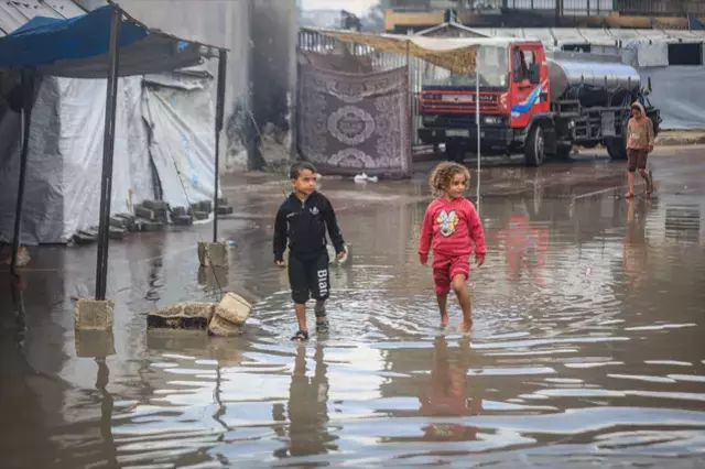 Gazze'de savaş yetmedi, şimdi de sular altında kaldılar! Dünyaya hayati bir çağrıları var
