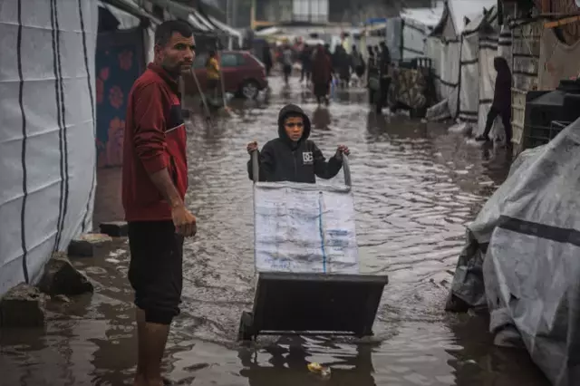 Gazze'de savaş yetmedi, şimdi de sular altında kaldılar! Dünyaya hayati bir çağrıları var