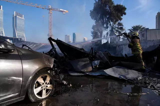 İzmir'de şantiyede dev yangın! İşçilerin kaldığı konteynerler küle döndü