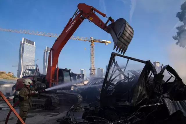 İzmir'de şantiyede dev yangın! İşçilerin kaldığı konteynerler küle döndü