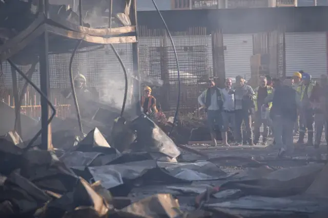 İzmir'de şantiyede dev yangın! İşçilerin kaldığı konteynerler küle döndü