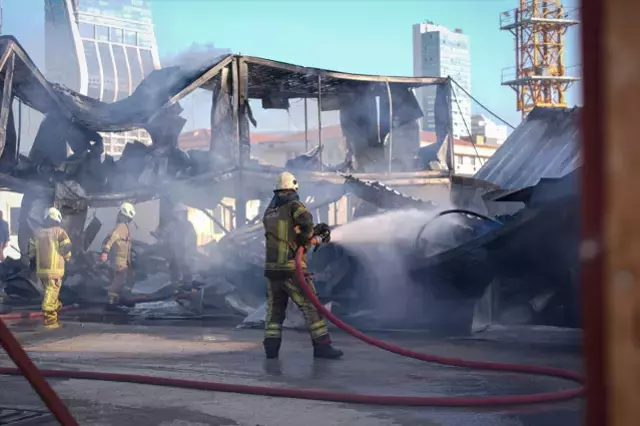 İzmir'de şantiyede dev yangın! İşçilerin kaldığı konteynerler küle döndü