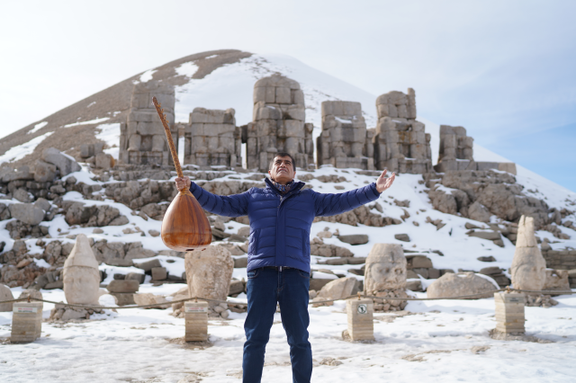 Türkücü Aydın Aydın yapay zekaya savaş açıp sazını taşa vurup kırdı