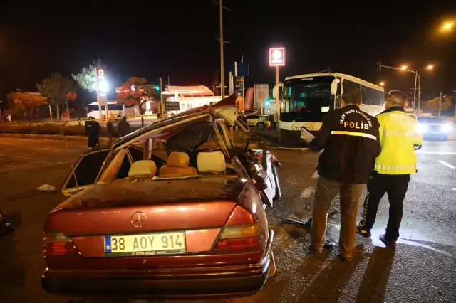 Ürgüp'te tur otobüsü ile otomobilin çarpışması sonrası olay yeri