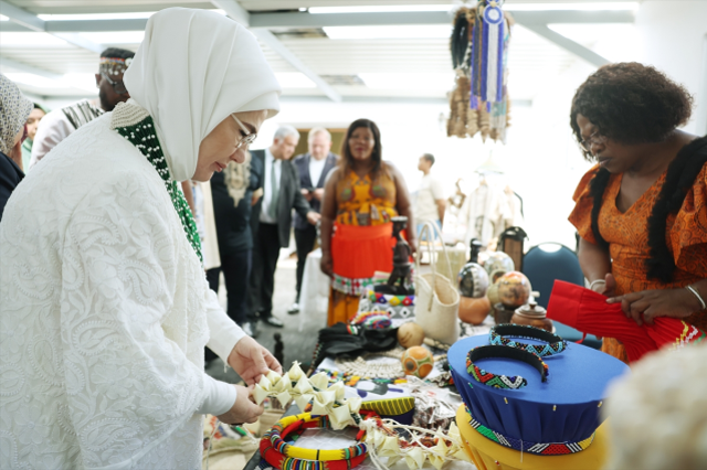 Sergi gezisi sırasında eserleri incelerken