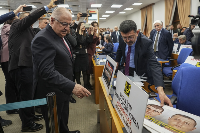 CHP'li vekiller bütçe görüşmelerinde Bakan Güler'i şehit fotoğraflarıyla karşıladı