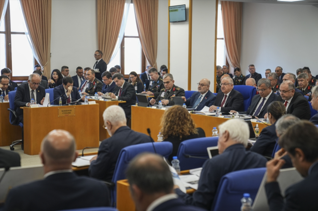 CHP'li vekiller bütçe görüşmelerinde Bakan Güler'i şehit fotoğraflarıyla karşıladı