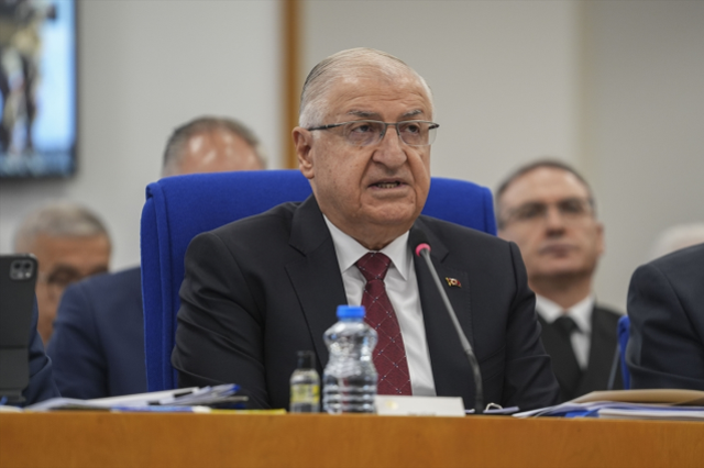 CHP'li vekiller bütçe görüşmelerinde Bakan Güler'i şehit fotoğraflarıyla karşıladı