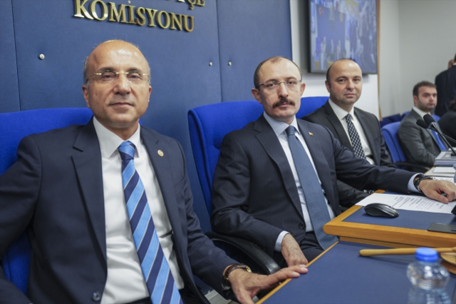 CHP'li vekiller bütçe görüşmelerinde Bakan Güler'i şehit fotoğraflarıyla karşıladı