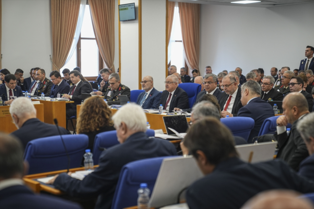 CHP'li vekiller bütçe görüşmelerinde Bakan Güler'i şehit fotoğraflarıyla karşıladı