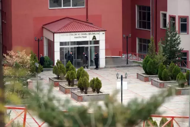 Gümüşhane Üniversitesi'nde silahlı kişi, memuru rehin aldı