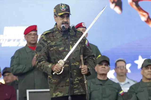 Maduro konuşması sırasında kılıç sallıyor