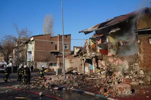 Mahalledeki hasar ve güvenlik çalışmaları