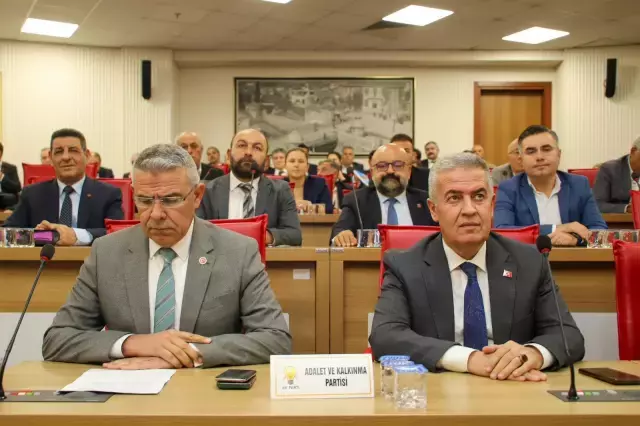 Buharkent Belediye Başkanı açıklama yaparken