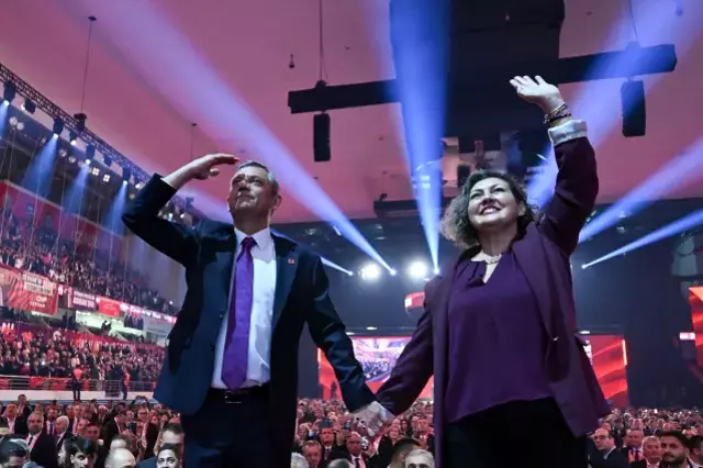 Kurultay salonunda Özgür Özel'in konuşması