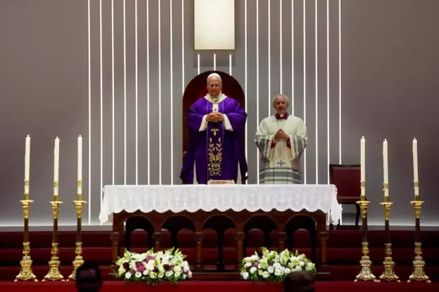 Papa 14. Leo Volkswagen Arena'da yaklaşık 4 bin kişilik ayini yönetti