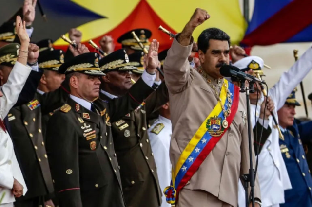 Trump, Venezuela hava sahasının tamamen kapatılacağını açıkladı