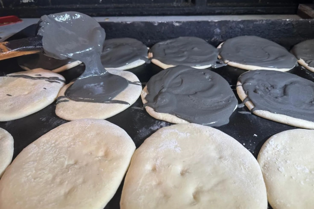 Bursa'da Tarihi Fırın Peru'dan İthal Ettiği Siyah Susamla Tahinli Pide Üretti