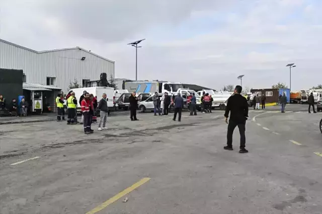 Belediyenin çöp toplama hizmeti durdu, ilçede çöp dağları oluştu