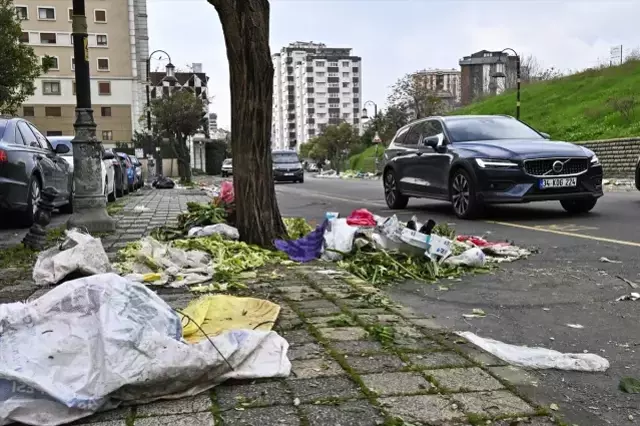 Belediyenin çöp toplama hizmeti durdu, ilçede çöp dağları oluştu