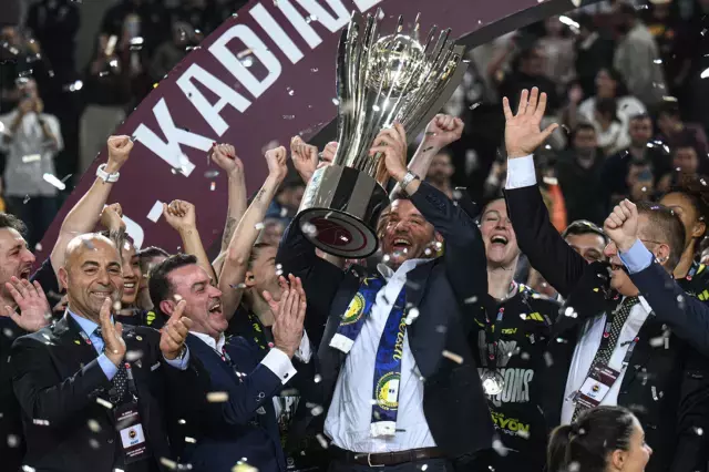 Fenerbahçe Opet şampiyonluk kupasını kaldırdı