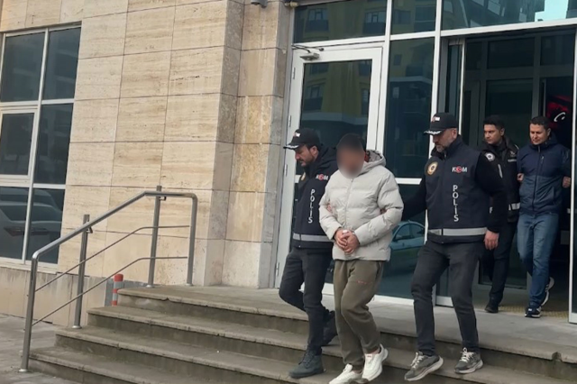 Edirne Kapıkule'de tarihi eser operasyonu: Büyük İskender portreli sikkelerle kaçarken yakalandılar