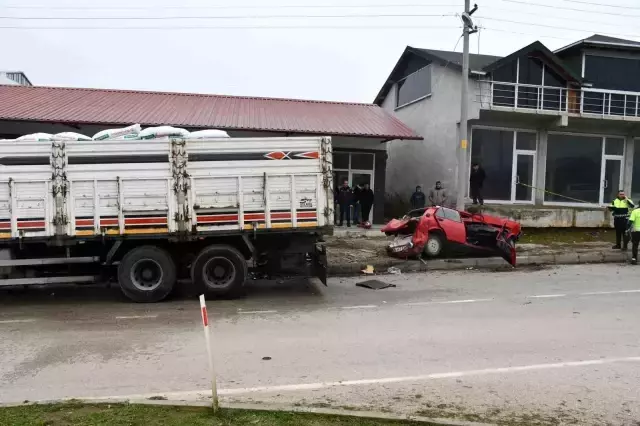 Feci kaza! Kamyonun çarptığı Tofaş kağıt gibi katlandı