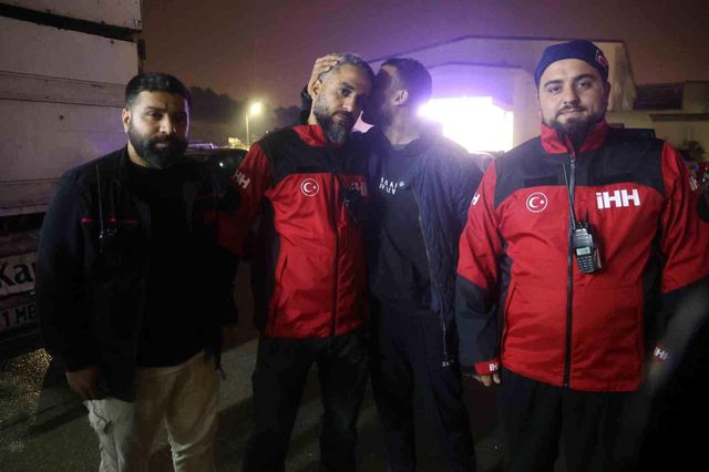 Kayıp çocuğu toprağa gömülü halde bulan görevli o anları anlattı: Üzerinde kaya kadar büyük 7 taş vardı