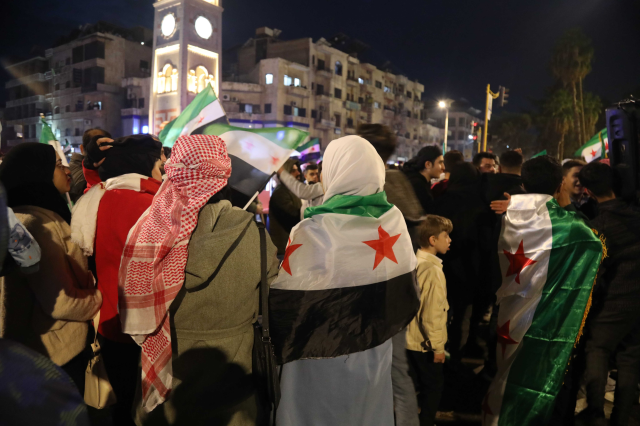 Meydanlara akın ettiler! Suriye'de 1. yıl coşkusu
