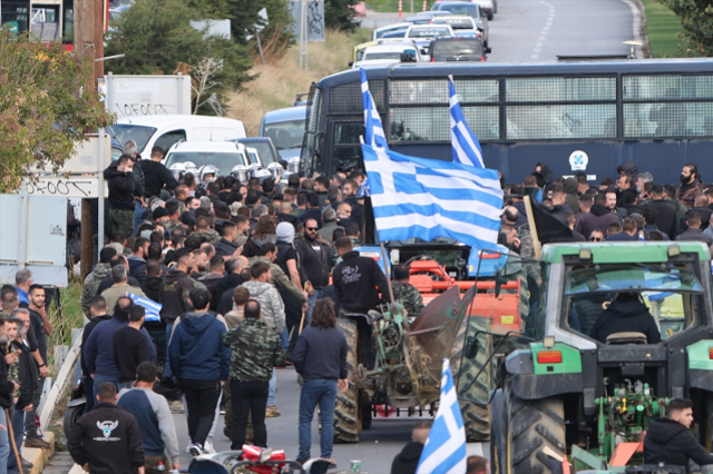Yunanistan'ın Girit Adası'nda çiftçiler havalimanını basıp polisle çatıştı