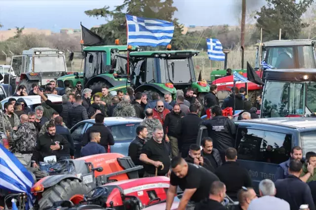 Yunanistan'ın Girit Adası'nda çiftçiler havalimanını basıp polisle çatıştı