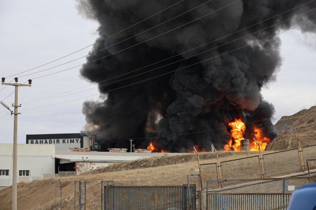 Kimya fabrikasında yangın! Patlama sesleri duyuluyor, dumanlar şehrin diğer ucundan görülüyor