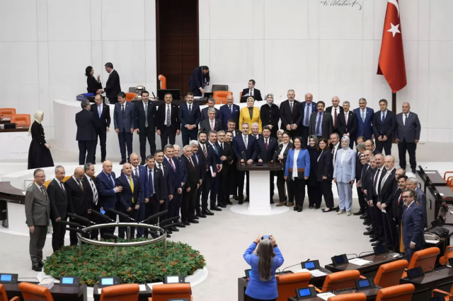 Meclis'te ender görülecek bir an: CHP'li vekilin hareketi AK Partili vekillerden alkış aldı